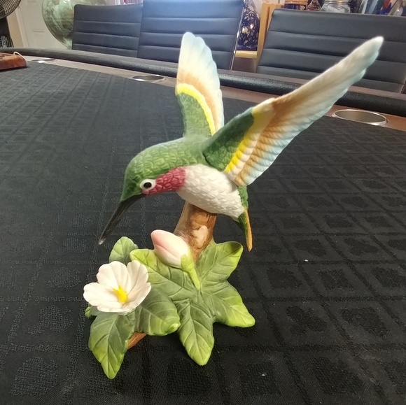 Hummingbird w White Flower - Picture 1 of 3